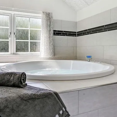 Сasa de vacaciones Oksby Sleeps 24 Pool Wifi